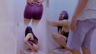 Intip adik tiri kencing lalu kupaksa ngentot di toilet,Guy hyper